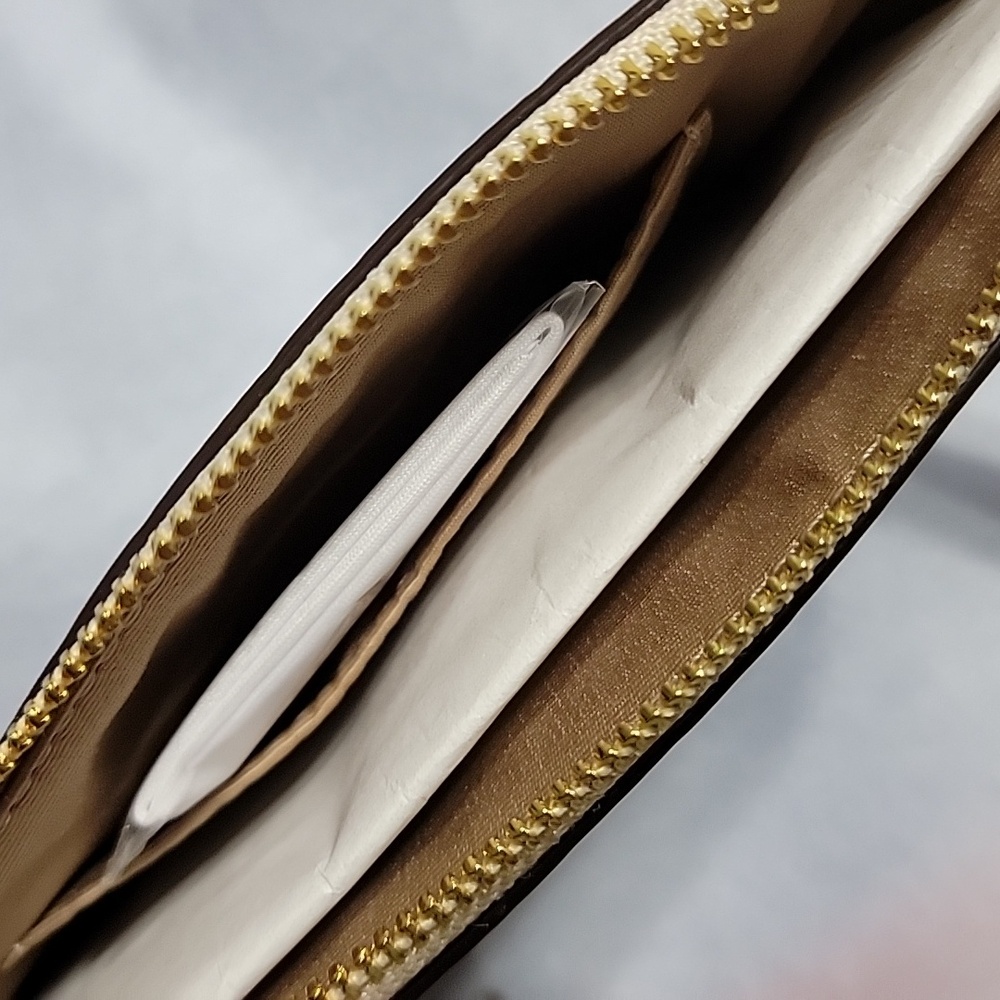 Nwt Coach Corner Zip Wristlet Iconic Embossed "C" Logo Pattern Signature Leather - Picture 4 of 9